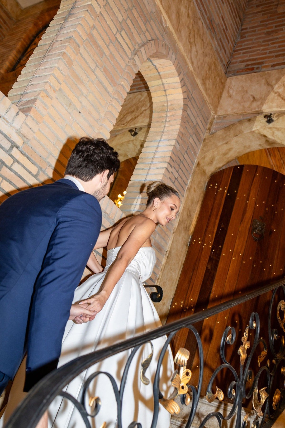 Beijo dos noivos no altar em cerimônia de casamento no Espaço Oz, Marília SP