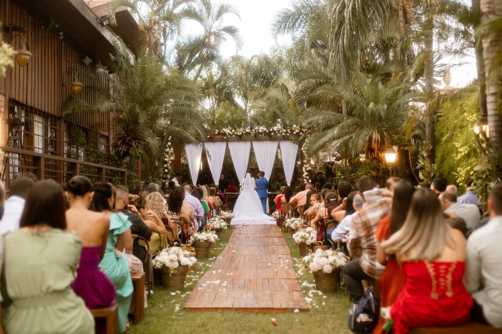 Noivos e padrinhos comemorando em casamento no Espaço Oz em Marília SP