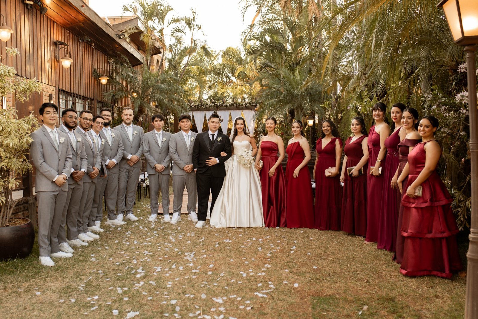 Noivos testa com testa no altar florido em casamento no Espaço Oz