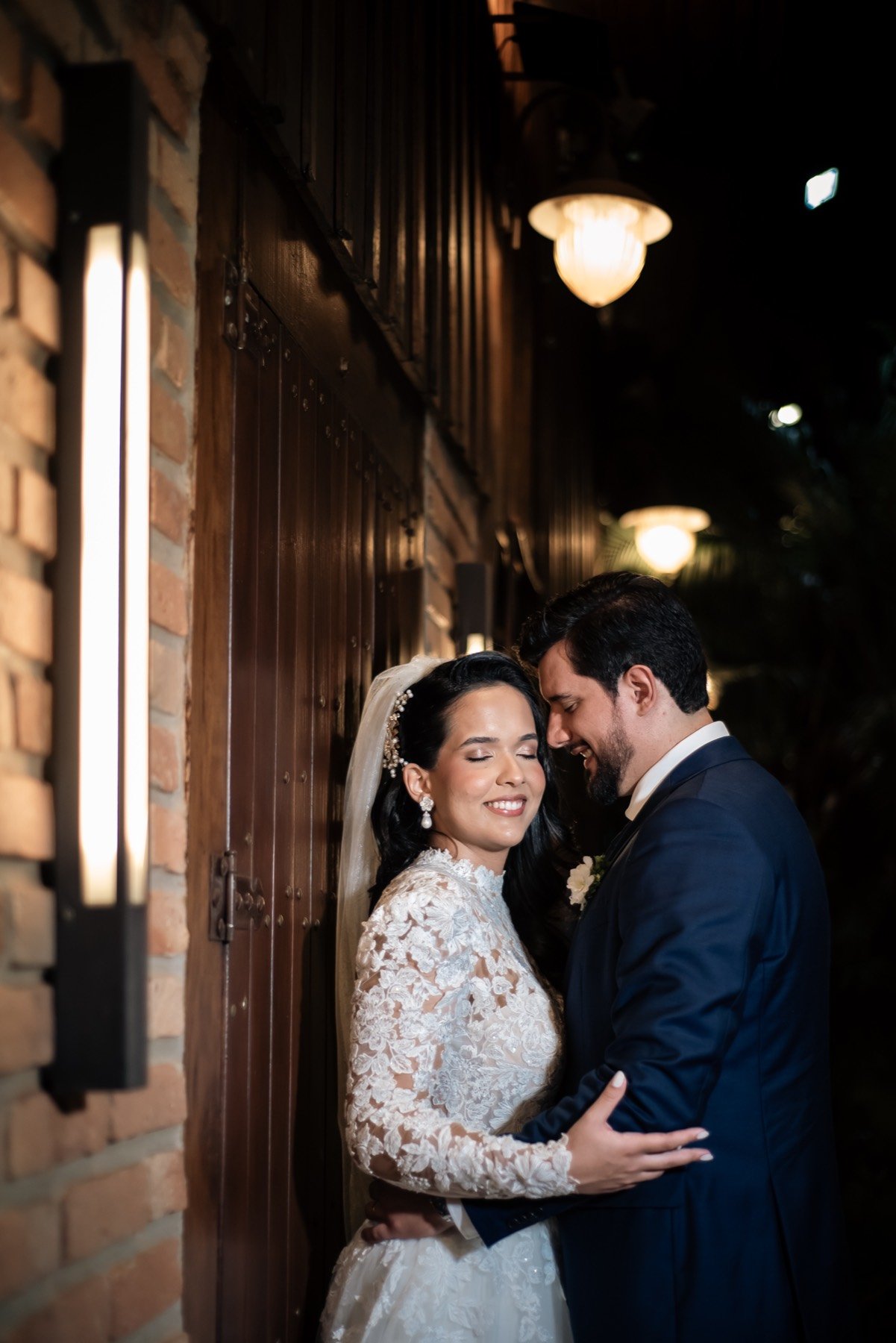 Noivos abraçados durante a cerimônia de casamento no Espaço Oz