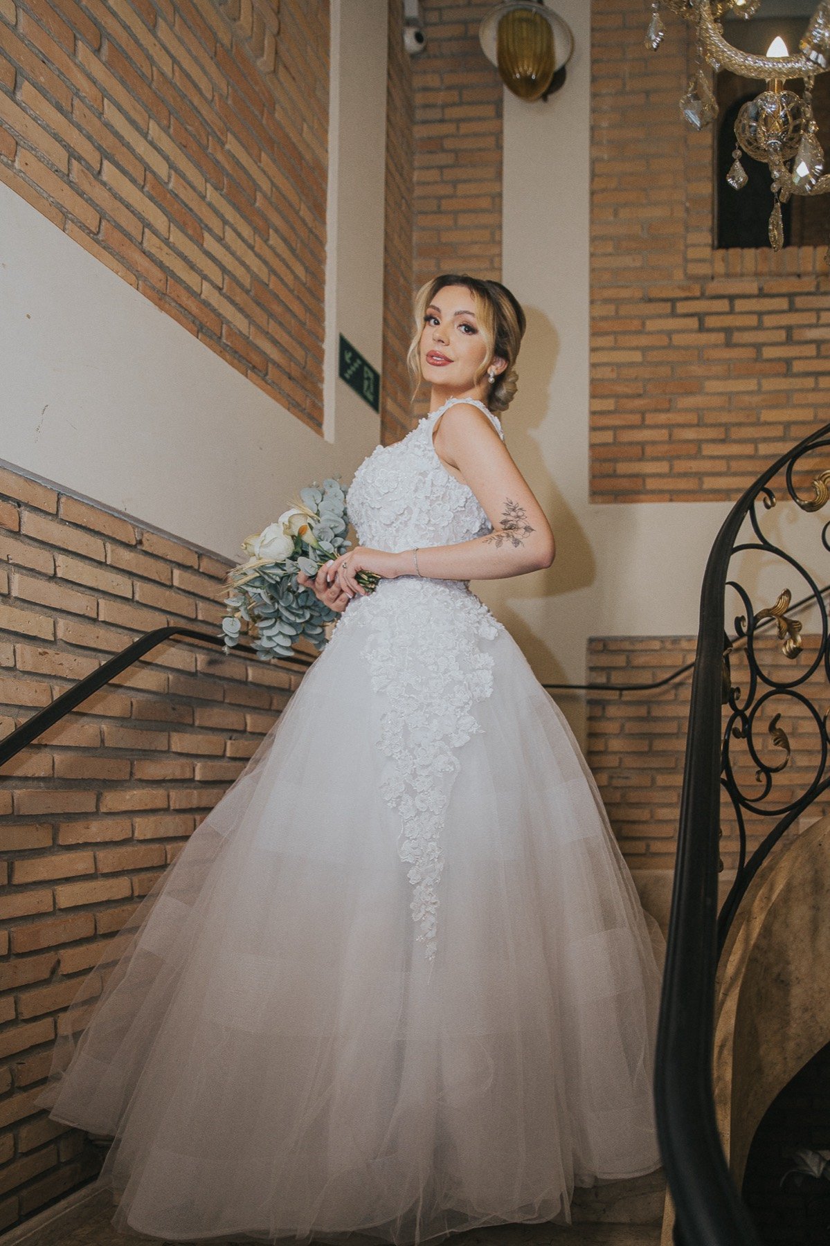 Saída dos noivos à noite com sparklers em casamento no Espaço Oz