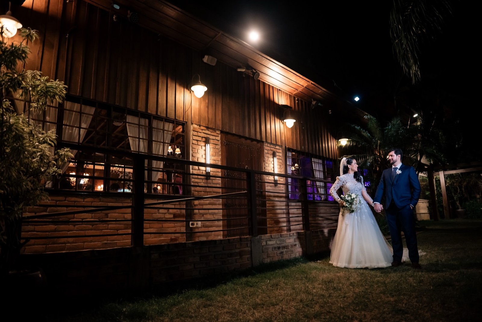Cerimônia de casamento no jardim do Espaço Oz com convidados