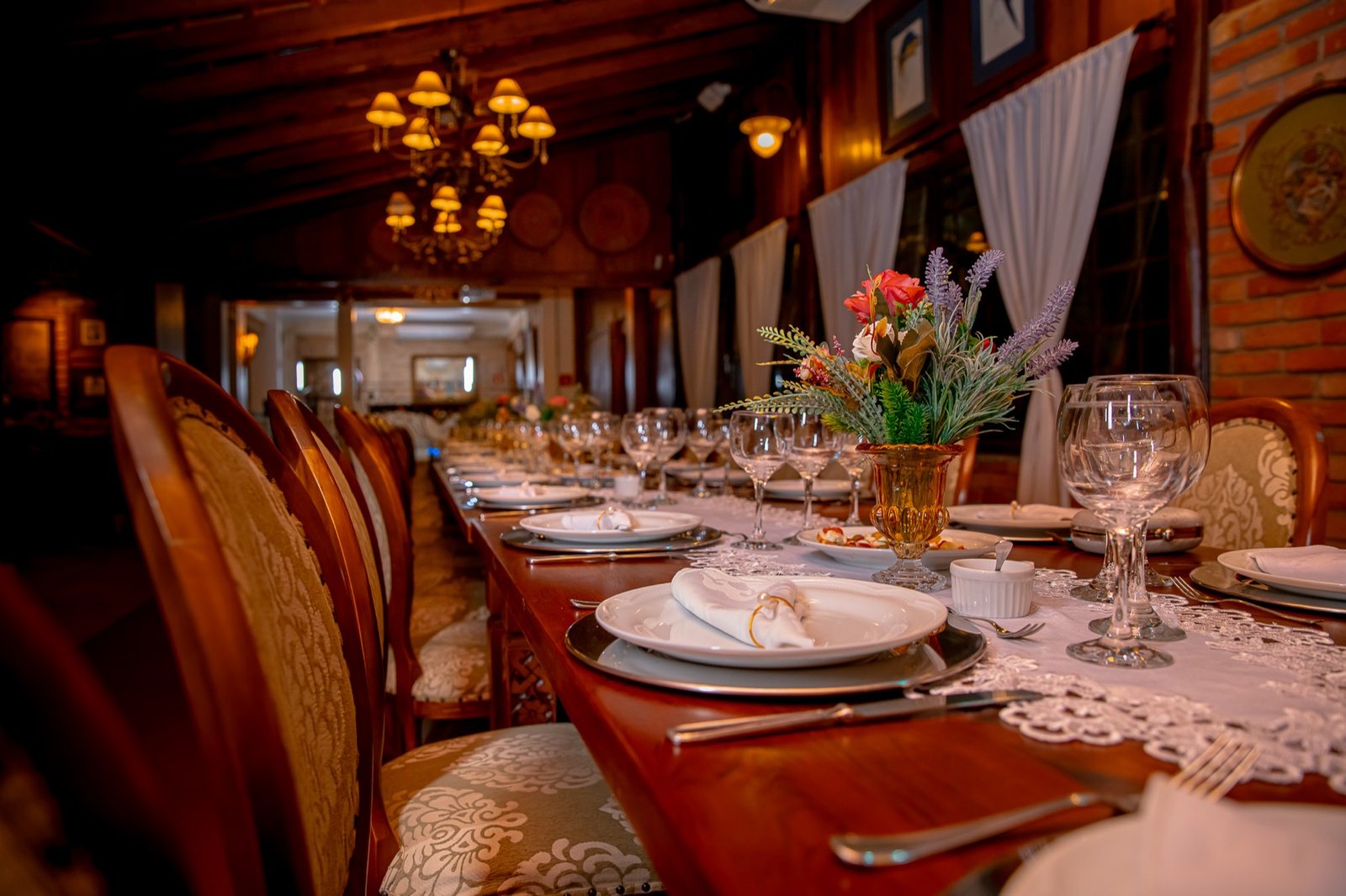 Salão principal do Espaço Oz montado para recepção de casamento em Marília SP