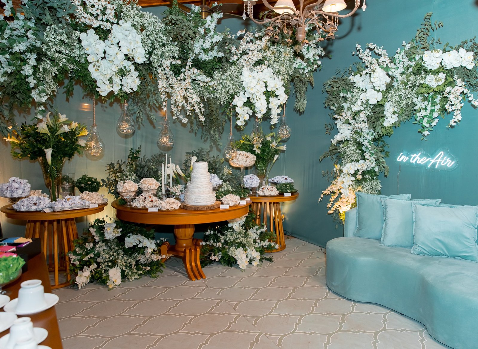 Sala de tijolinho do Espaço Oz com mesa redonda posta para recepção de casamento