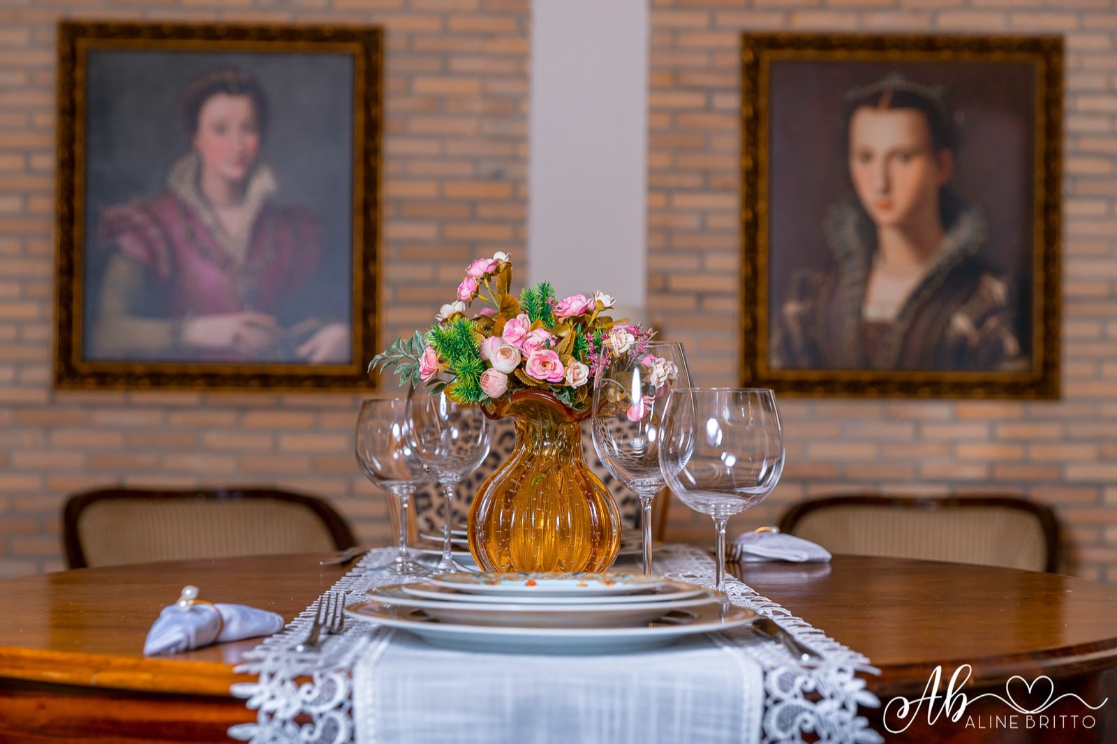 Jantar de casamento ao ar livre no Espaço Oz à noite com varal de luzes