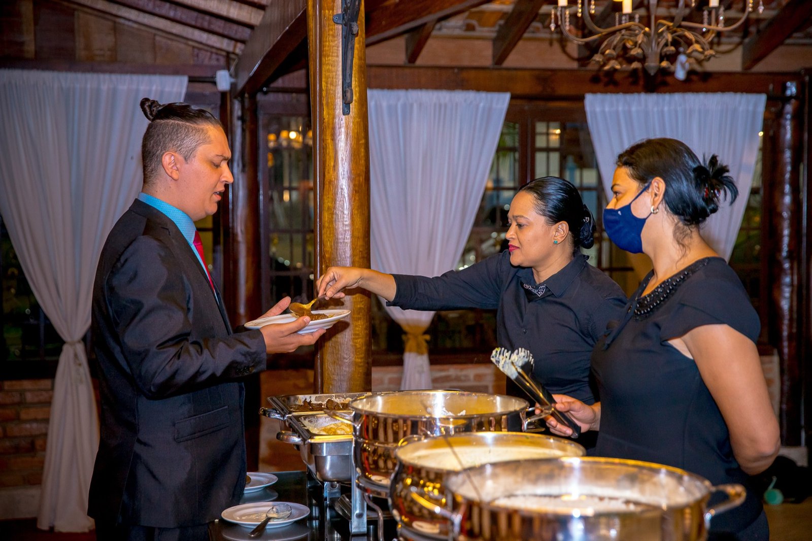 Mesa posta com menu e astromélias em casamento no Espaço Oz