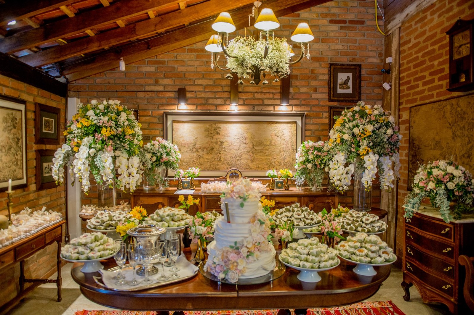 Mesa posta com menu e flores do campo no Espaço Oz para casamento