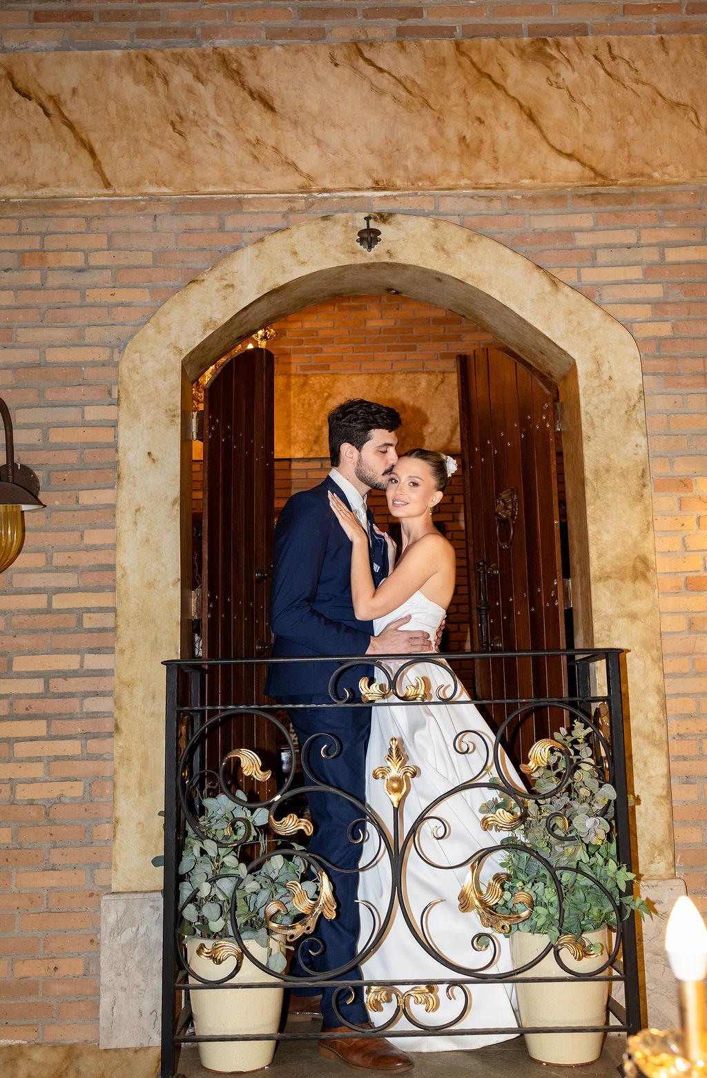 Noiva no Jardim das Orquídeas do Espaço Oz ao anoitecer, casamento em Marília SP