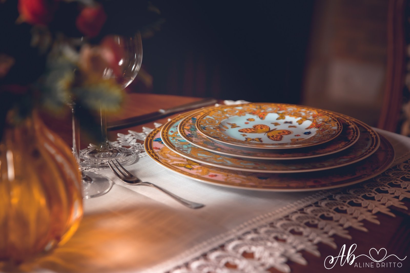 Mesa posta com louças finas e arranjo de rosas no Espaço Oz, padrão de casamento em Marília SP