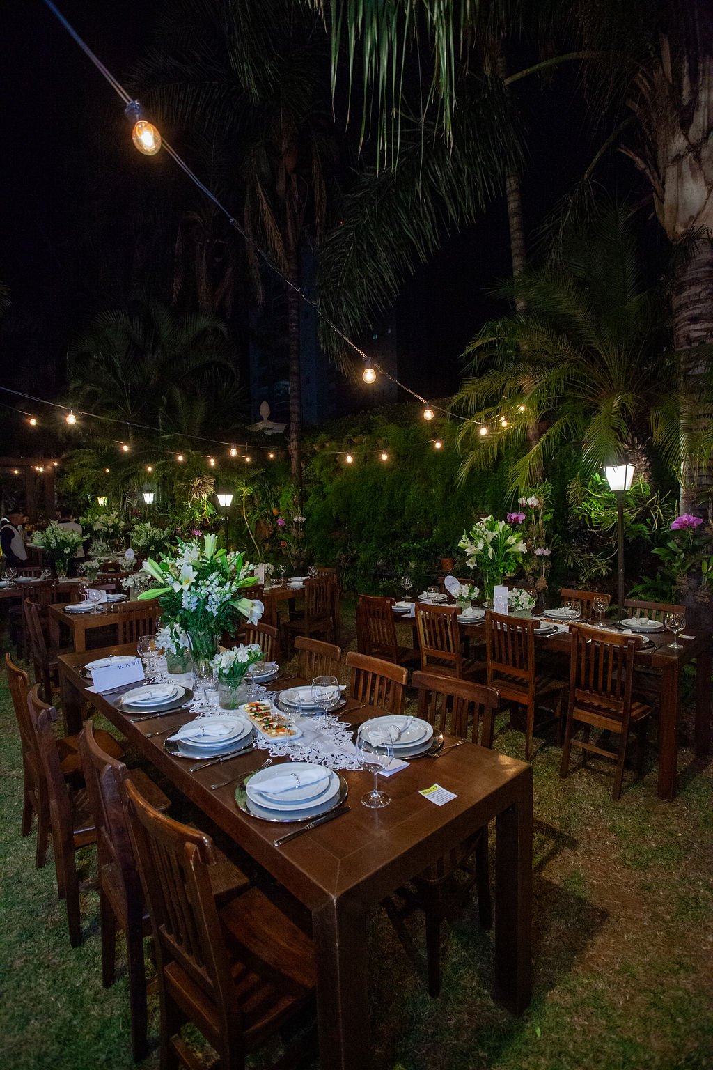 Salão do Espaço Oz decorado para casamento com flores, lustres e mesas postas em Marília SP