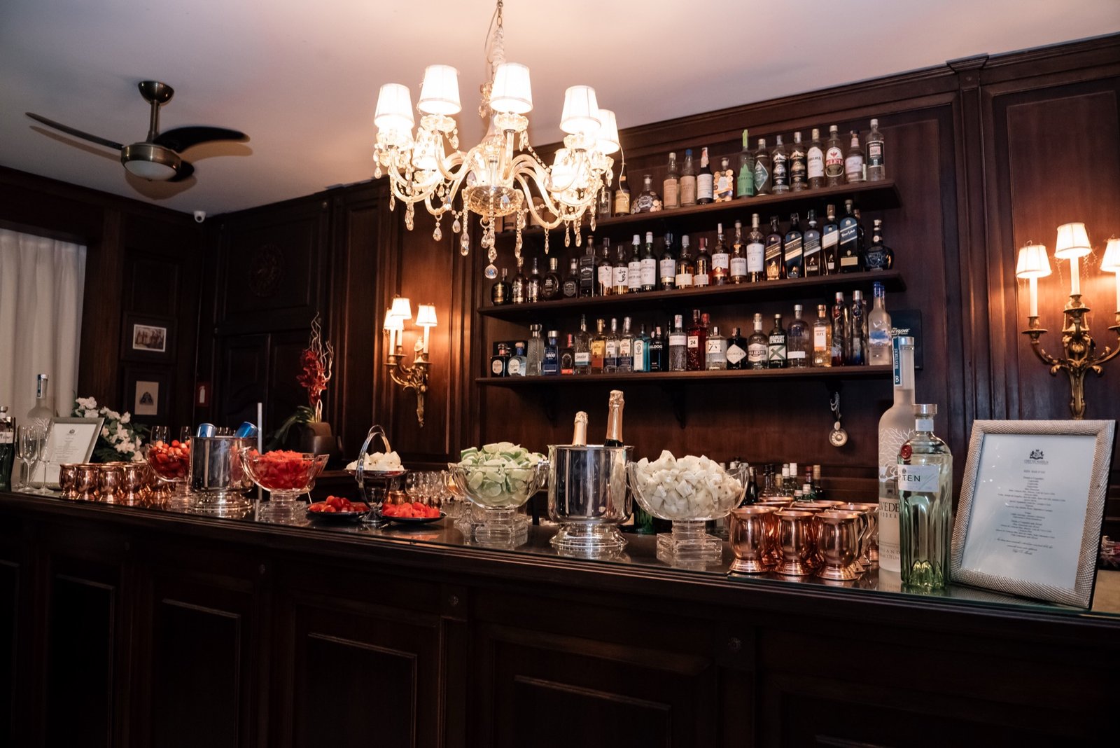 Open bar do Bar Kidia com garrafas e drinks para eventos em Marília SP